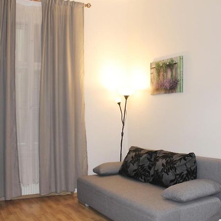 Modern Apartment Ve Smeckach 28 Prag Exteriör bild